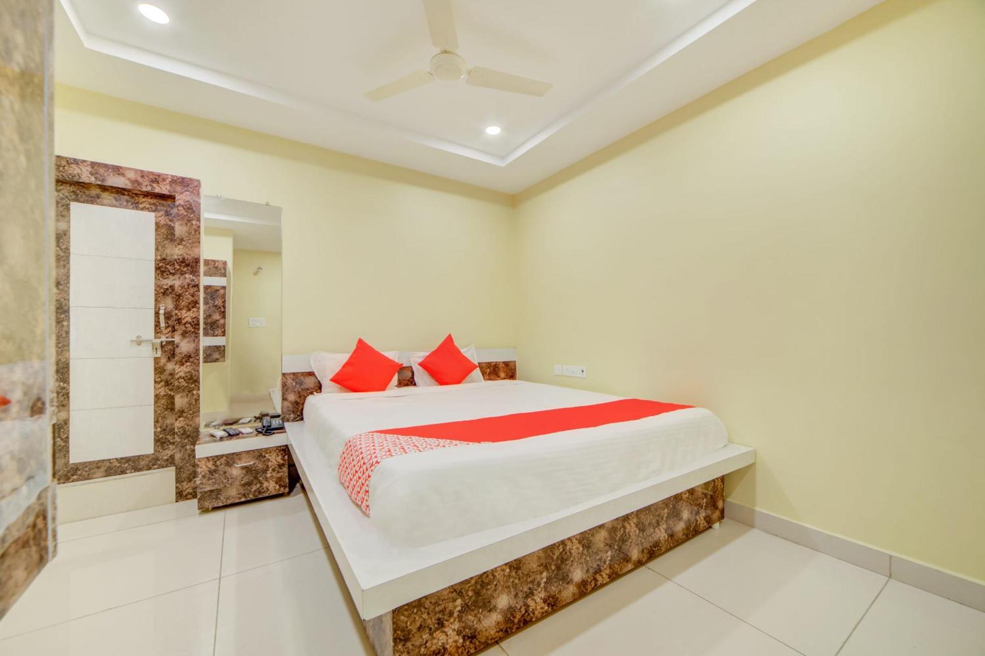 Karimnagar Hotel O Ksl Guest House מראה חיצוני תמונה